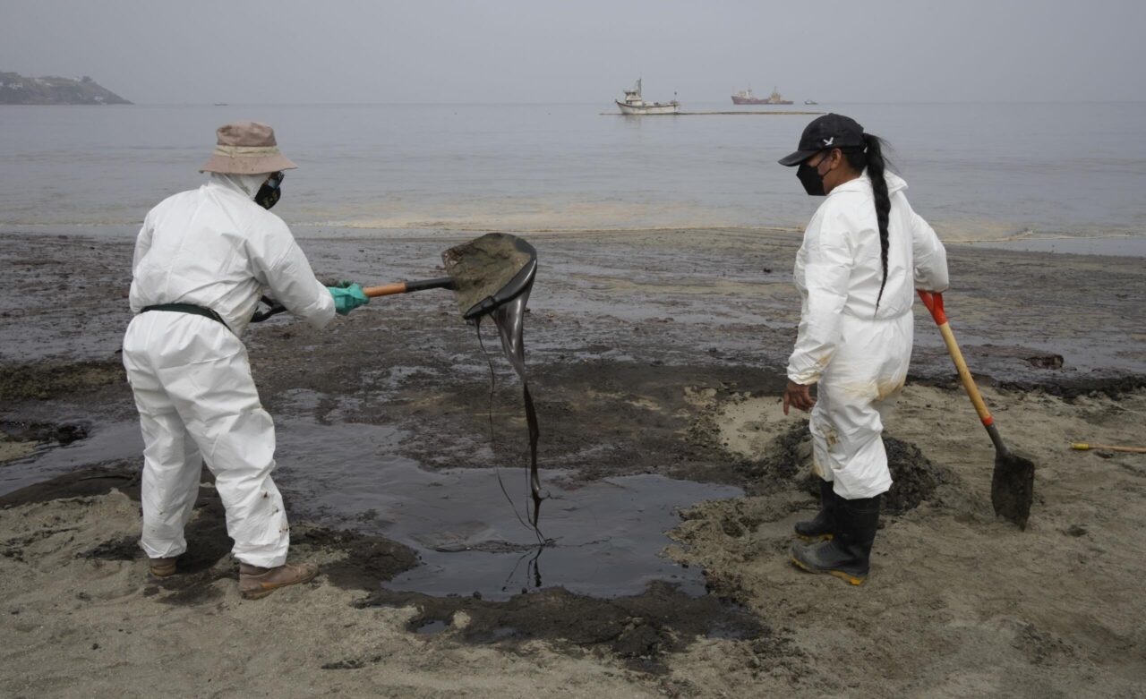 After the tsunami: oil spill in Peru pollutes sea shores