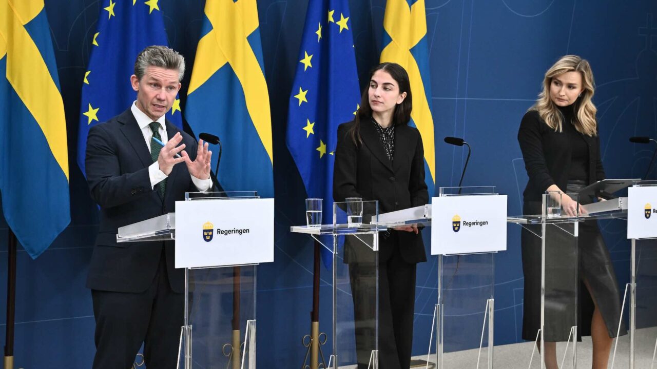 Regeringen stoppar 13 vindkraftsparker till havs (TT)